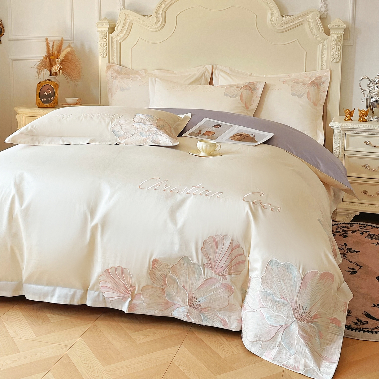 91家纺网 家纺一手货源 找家纺 置顶家纺 2026新款亲肤绣花-COCO小姐亲肤棉系列四件套 COCO小姐-奶白+香芋紫