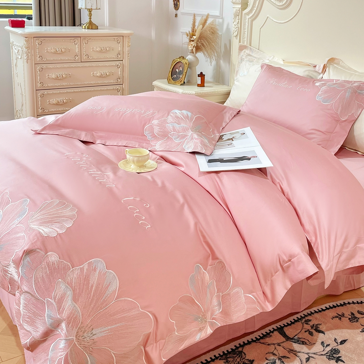 91家纺网 家纺一手货源 找家纺 置顶家纺 2026新款亲肤绣花-COCO小姐亲肤棉系列四件套 COCO小姐-浅豆沙