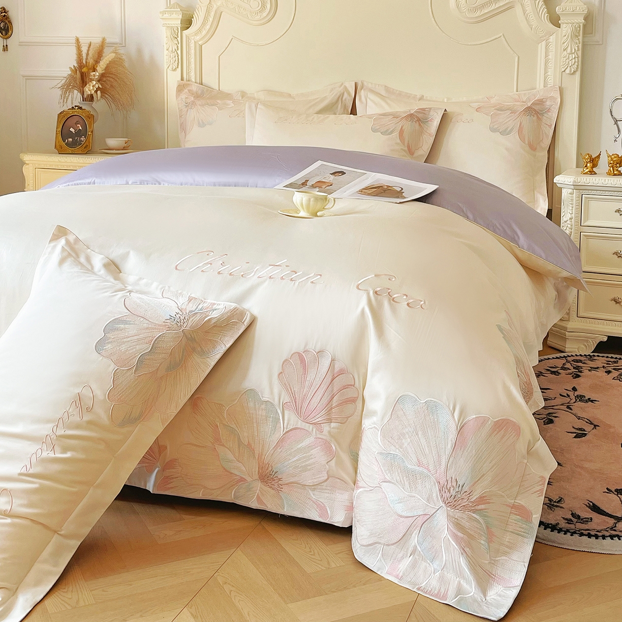 91家纺网 家纺一手货源 找家纺 置顶家纺 2026新款亲肤绣花-COCO小姐亲肤棉系列四件套 COCO小姐-奶白+香芋紫