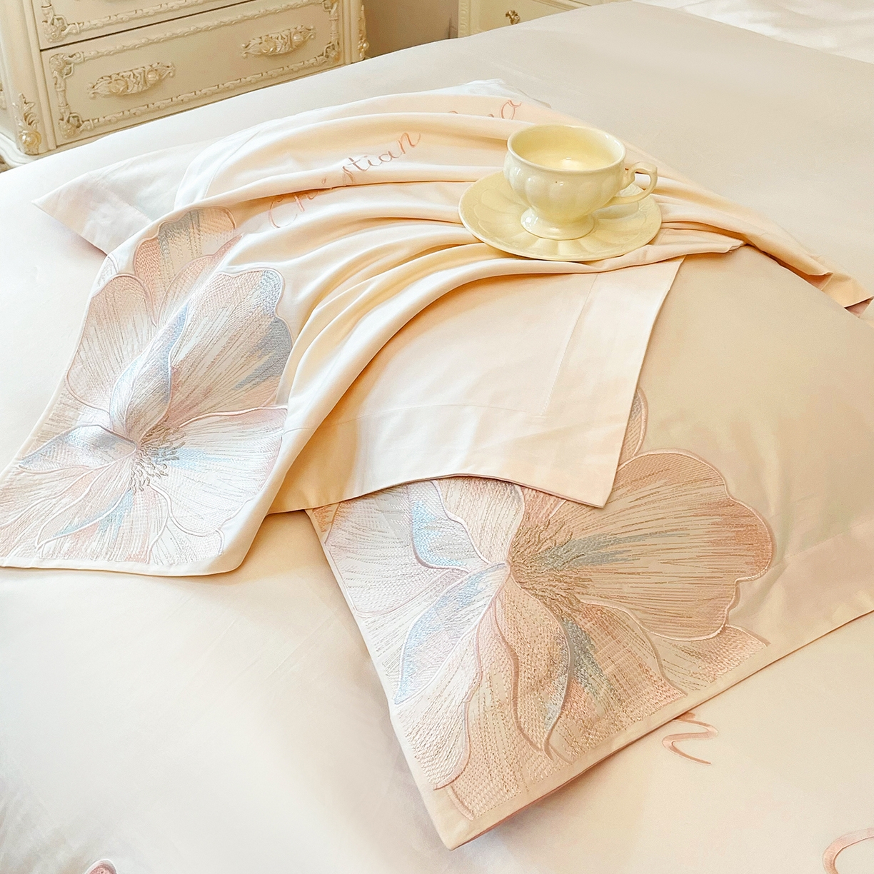 91家纺网 家纺一手货源 找家纺 置顶家纺 2026新款亲肤绣花-COCO小姐亲肤棉系列四件套 COCO小姐-奶白+粉