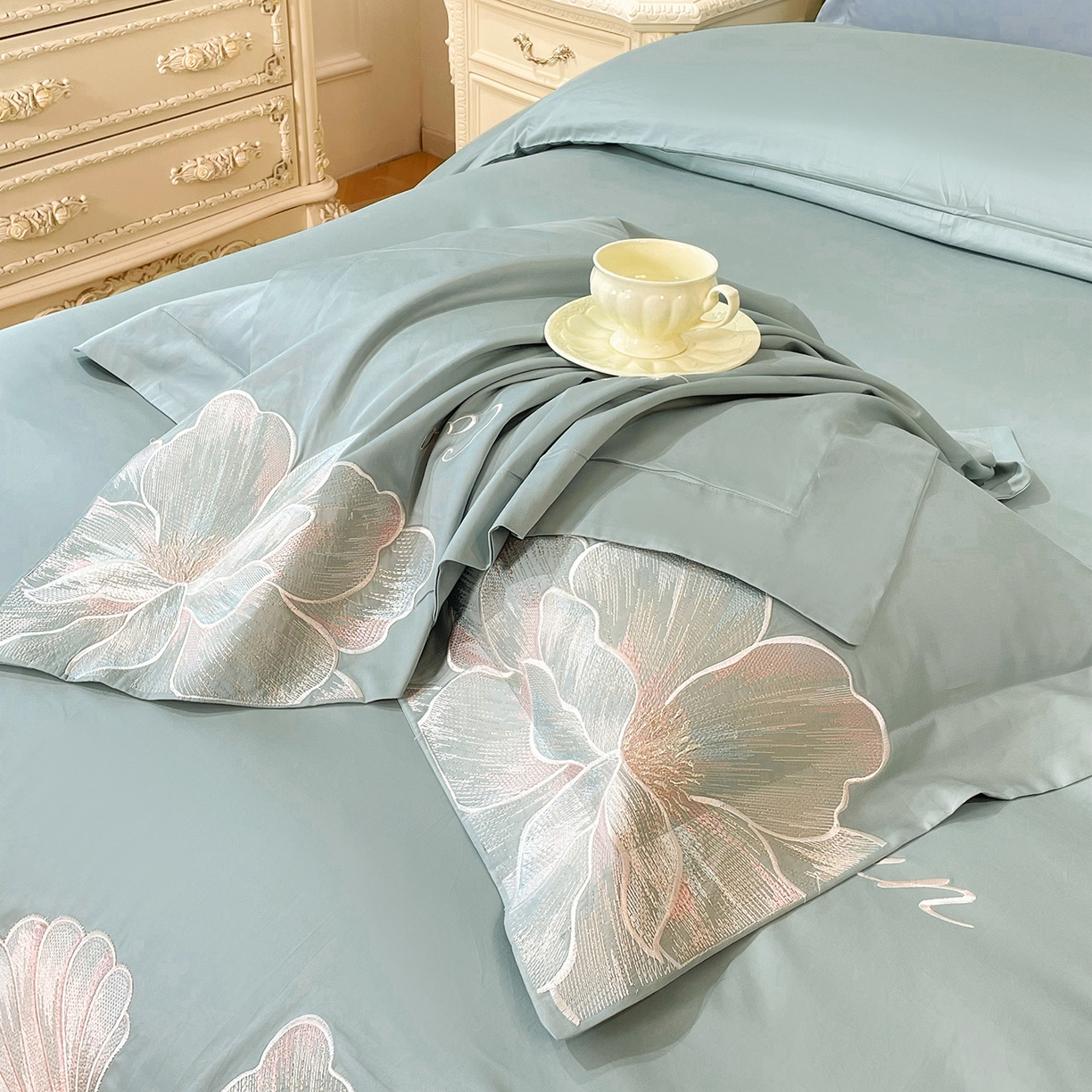 91家纺网 家纺一手货源 找家纺 置顶家纺 2026新款亲肤绣花-COCO小姐亲肤棉系列四件套 COCO小姐-繁星蓝