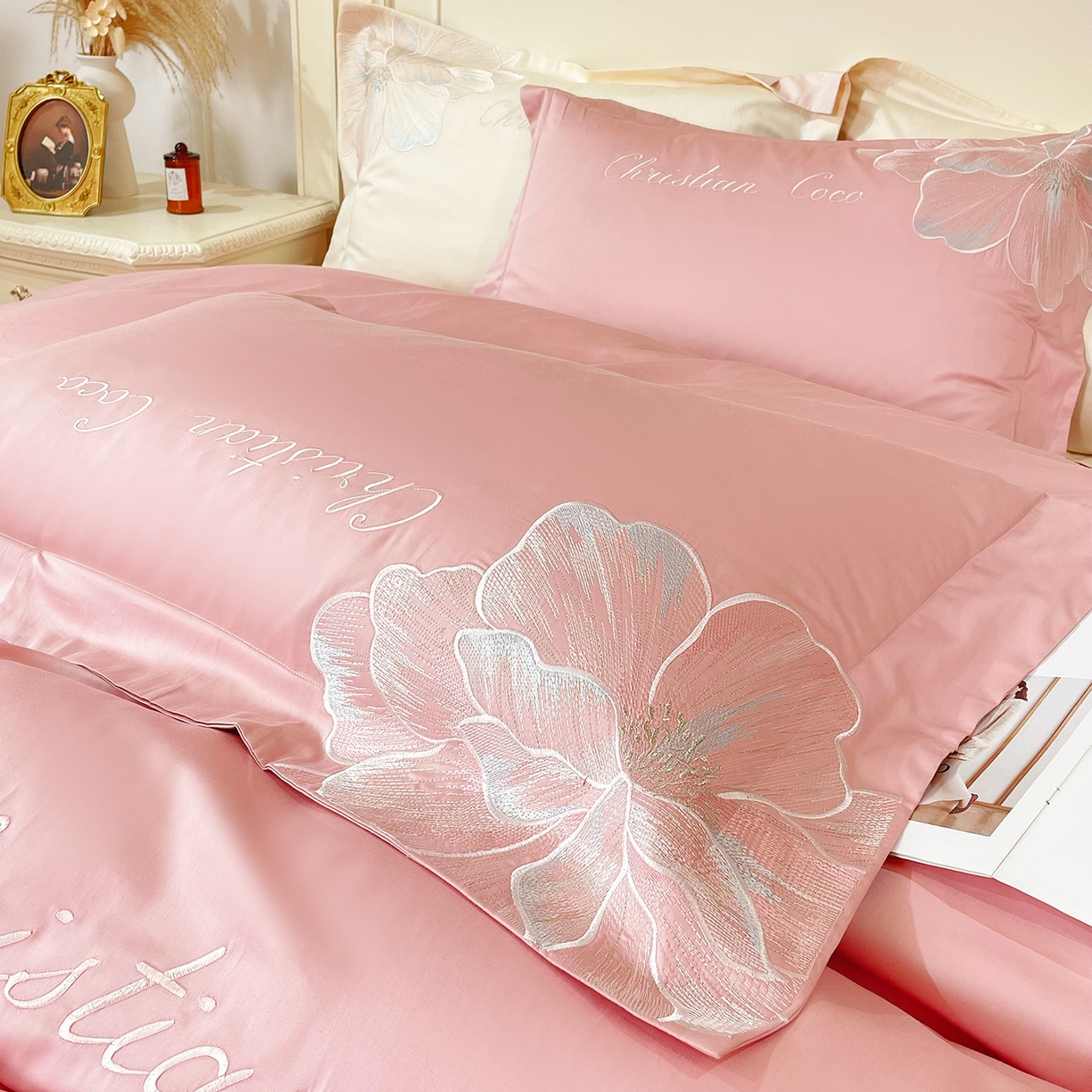 91家纺网 家纺一手货源 找家纺 置顶家纺 2026新款亲肤绣花-COCO小姐亲肤棉系列四件套 COCO小姐-浅豆沙