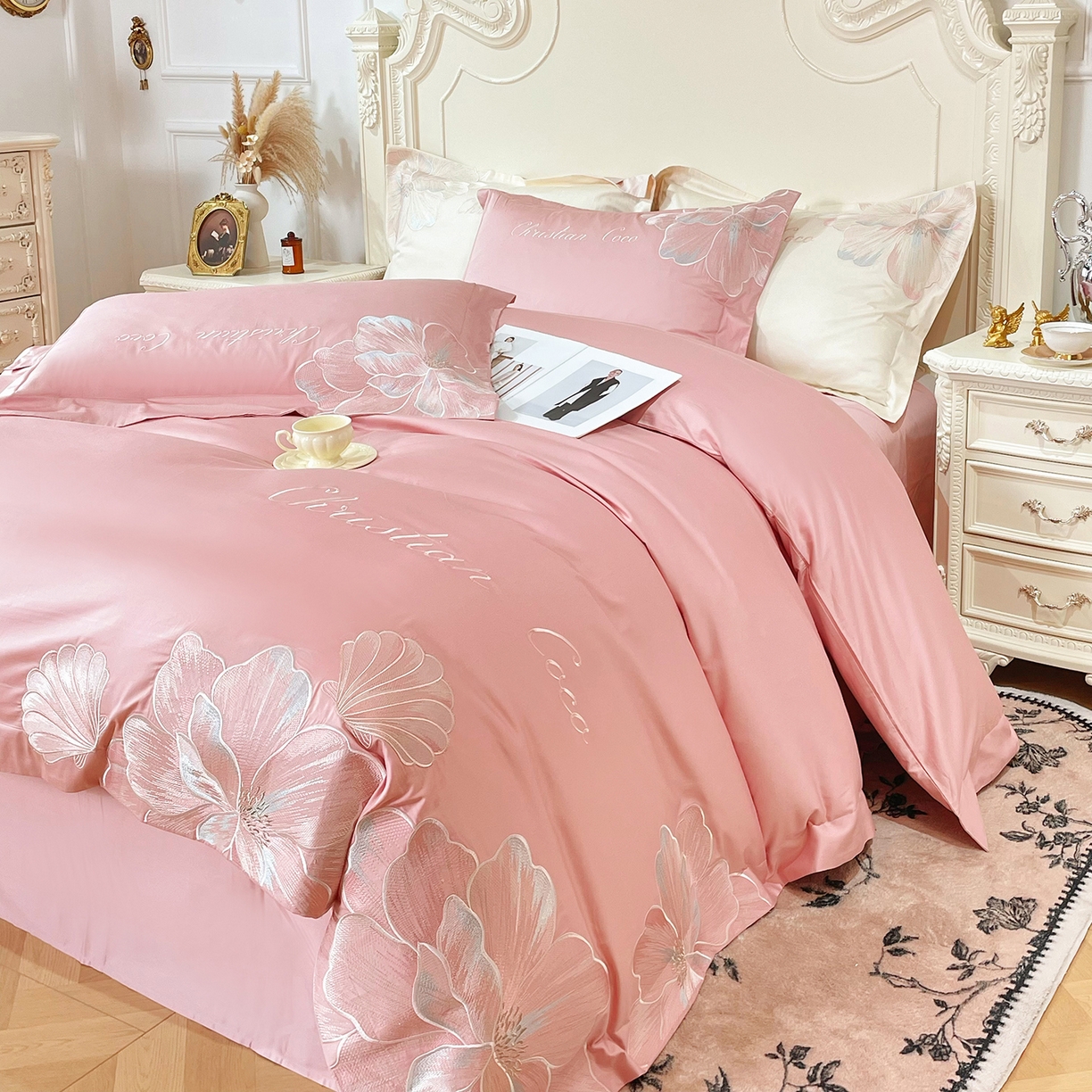 91家纺网 家纺一手货源 找家纺 置顶家纺 2026新款亲肤绣花-COCO小姐亲肤棉系列四件套 COCO小姐-浅豆沙