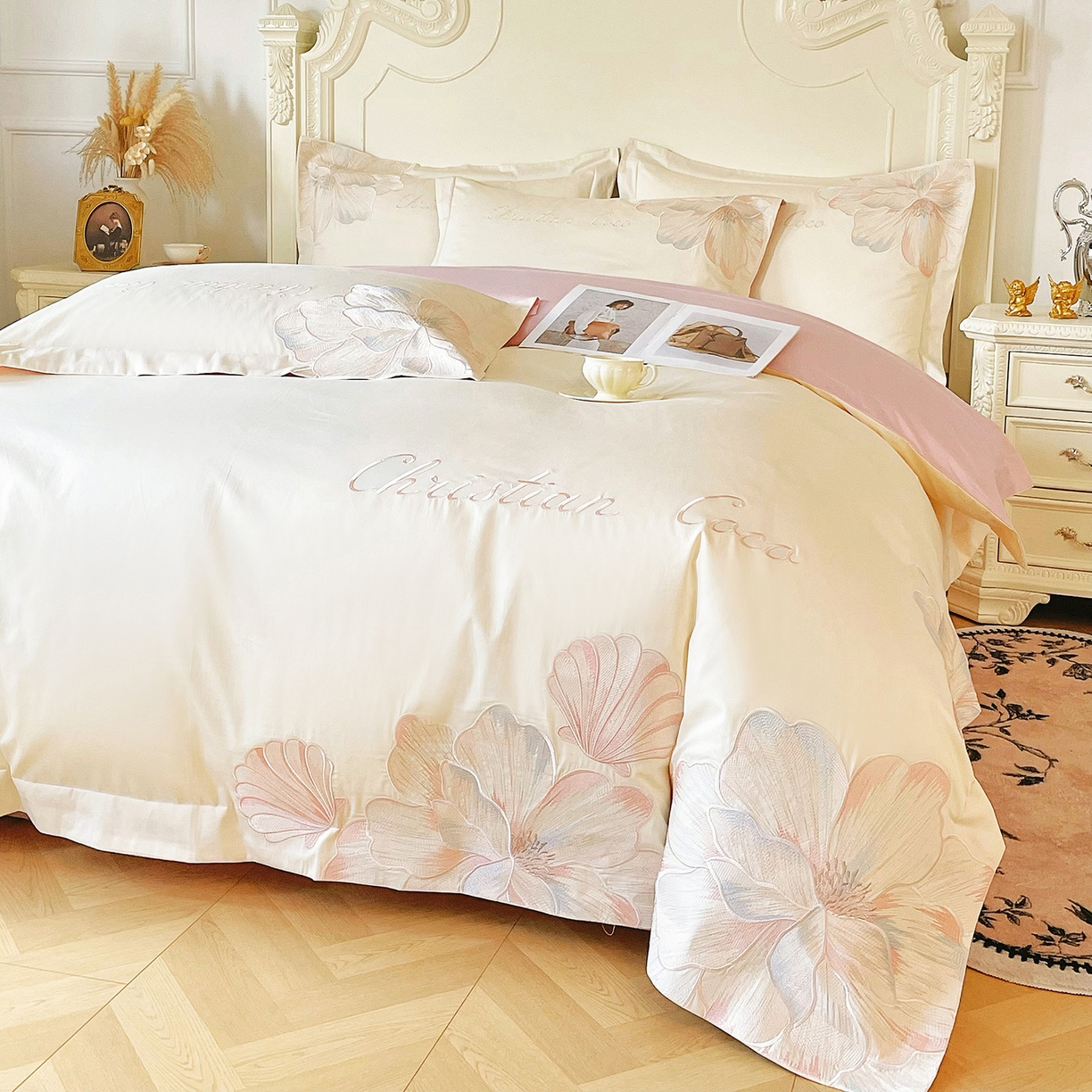 91家纺网 家纺一手货源 找家纺 置顶家纺 2026新款亲肤绣花-COCO小姐亲肤棉系列四件套 COCO小姐-奶白+粉