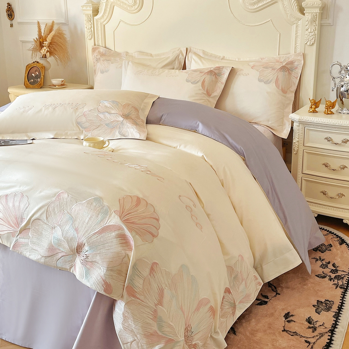 91家纺网 家纺一手货源 找家纺 置顶家纺 2026新款亲肤绣花-COCO小姐亲肤棉系列四件套 COCO小姐-奶白+香芋紫