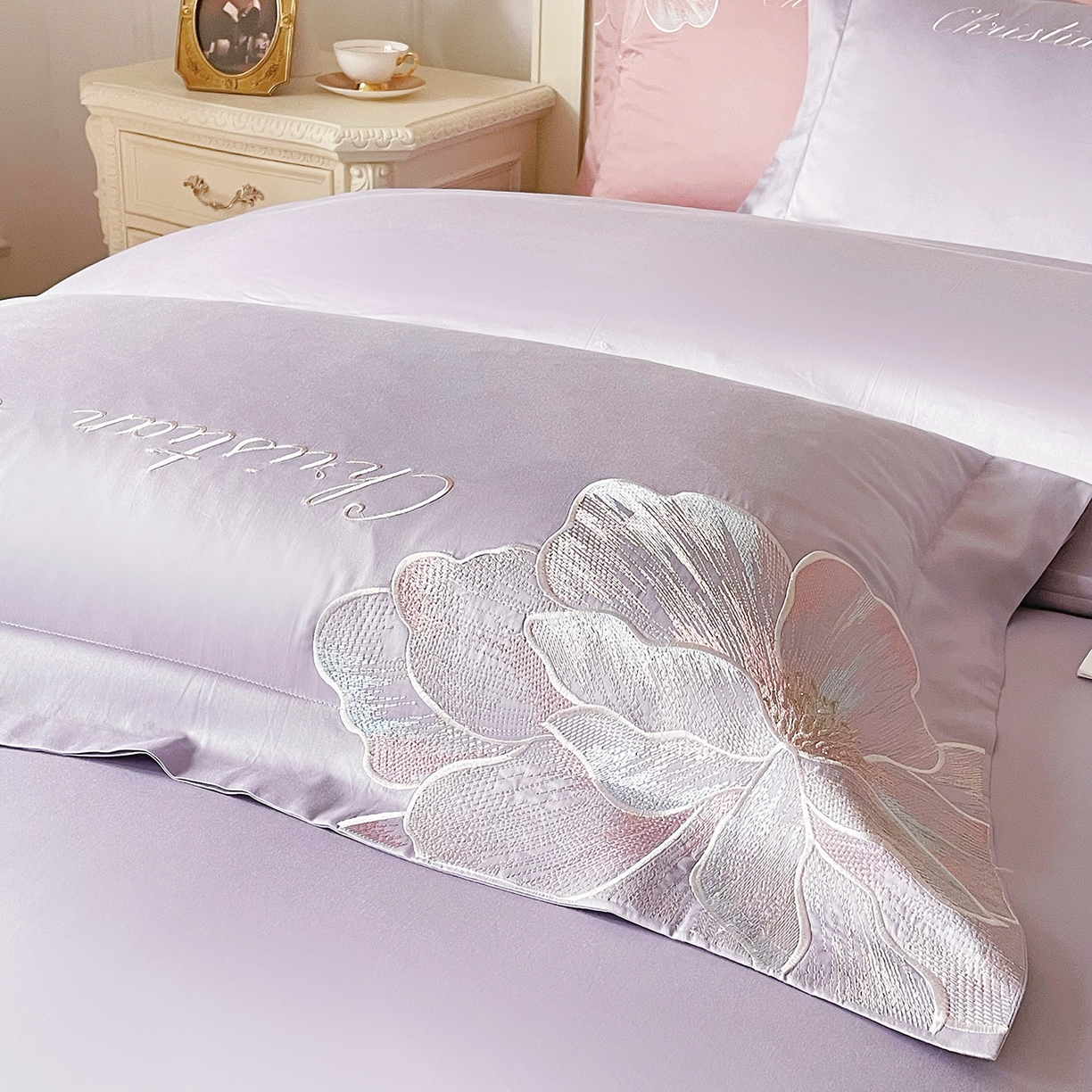 91家纺网 家纺一手货源 找家纺 置顶家纺 2026新款亲肤绣花-COCO小姐亲肤棉系列四件套 COCO小姐-香芋紫