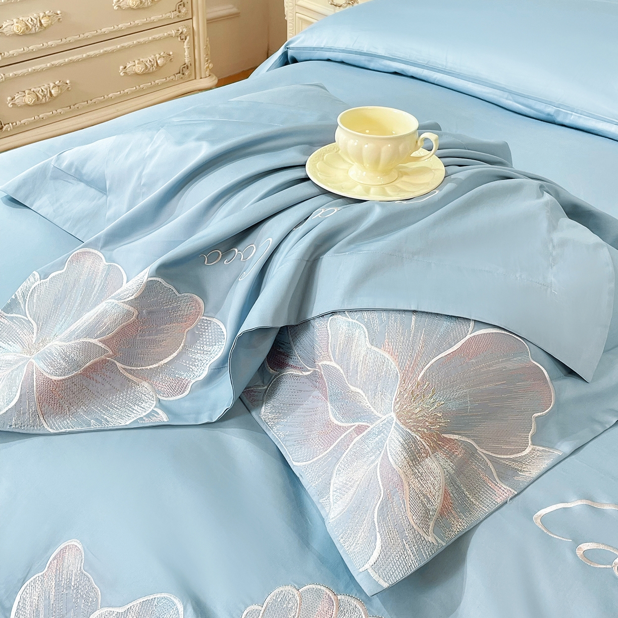 91家纺网 家纺一手货源 找家纺 置顶家纺 2026新款亲肤绣花-COCO小姐亲肤棉系列四件套 COCO小姐-浅蓝