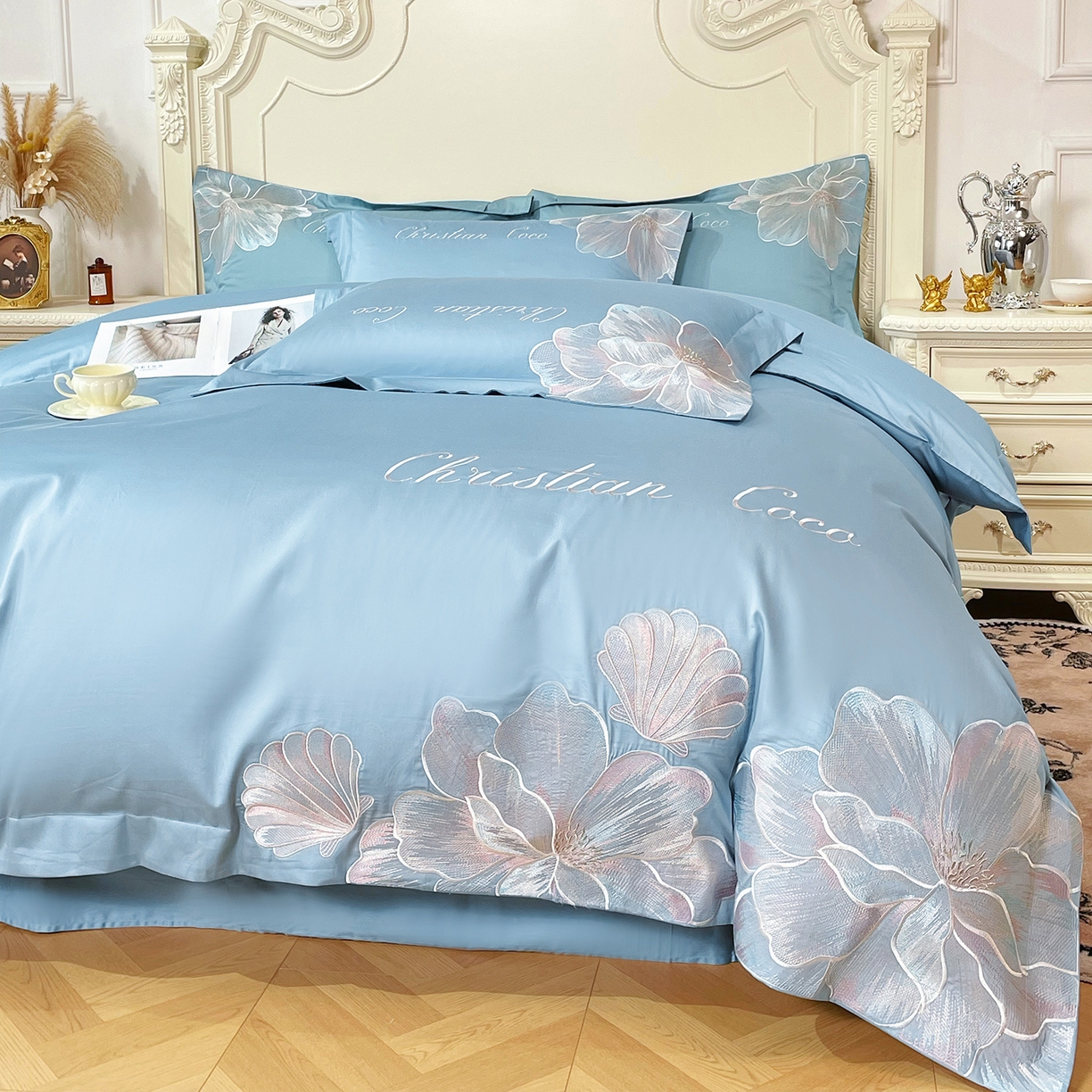 91家纺网 家纺一手货源 找家纺 置顶家纺 2026新款亲肤绣花-COCO小姐亲肤棉系列四件套 COCO小姐-浅蓝