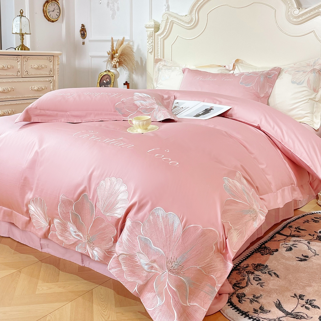 91家纺网 家纺一手货源 找家纺 置顶家纺 2026新款亲肤绣花-COCO小姐亲肤棉系列四件套 COCO小姐-浅豆沙