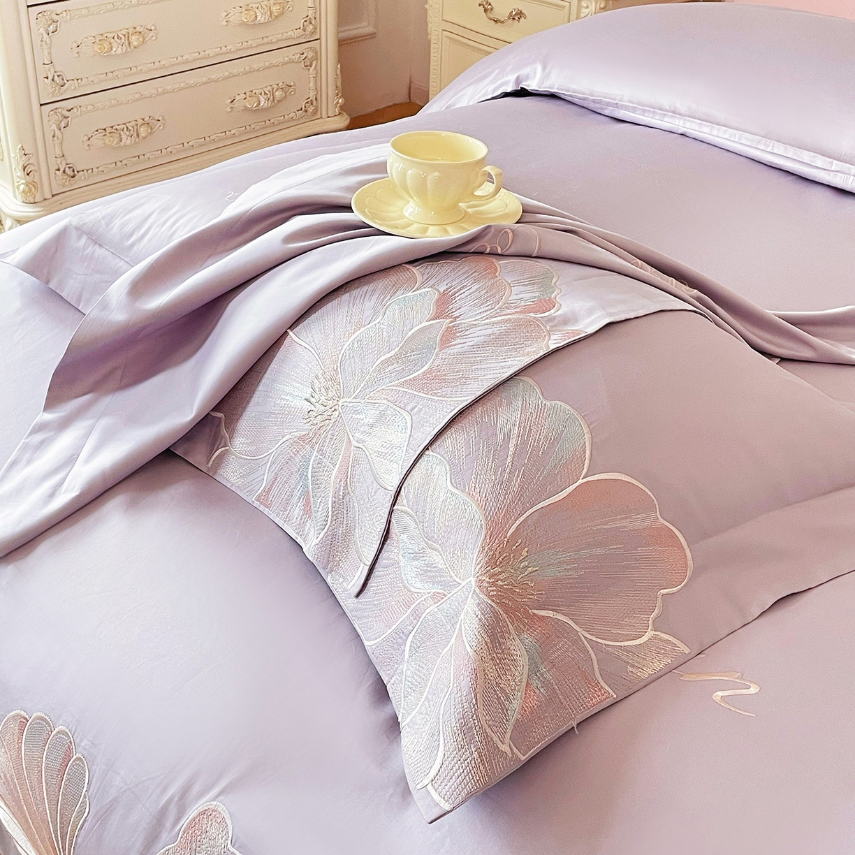 91家纺网 家纺一手货源 找家纺 置顶家纺 2026新款亲肤绣花-COCO小姐亲肤棉系列四件套 COCO小姐-香芋紫