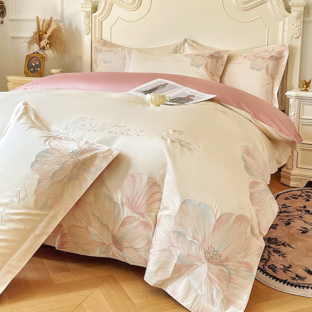 91家纺网 家纺一手货源 找家纺 置顶家纺 2026新款亲肤绣花-COCO小姐亲肤棉系列四件套 COCO小姐-奶白+豆沙