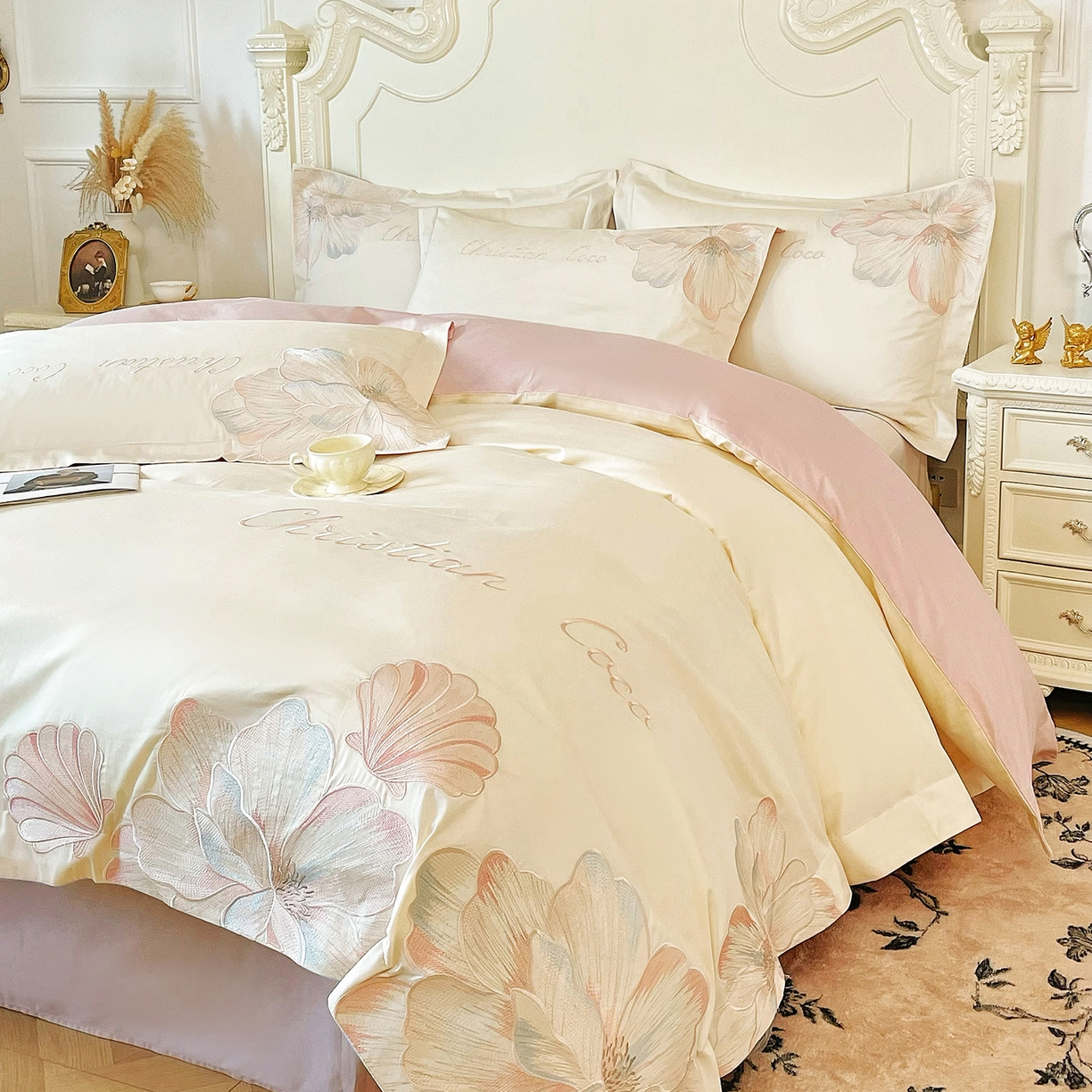 91家纺网 家纺一手货源 找家纺 置顶家纺 2026新款亲肤绣花-COCO小姐亲肤棉系列四件套 COCO小姐-奶白+粉