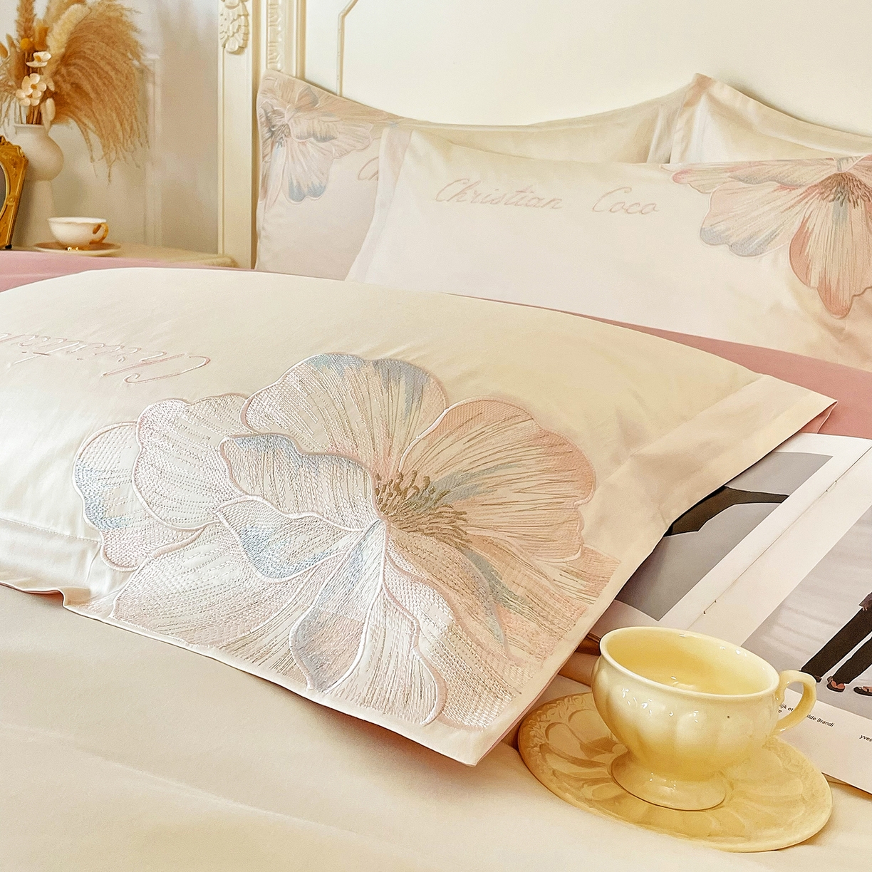 91家纺网 家纺一手货源 找家纺 置顶家纺 2026新款亲肤绣花-COCO小姐亲肤棉系列四件套 COCO小姐-奶白+豆沙