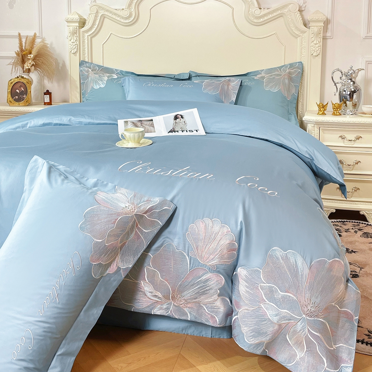 91家纺网 家纺一手货源 找家纺 置顶家纺 2026新款亲肤绣花-COCO小姐亲肤棉系列四件套 COCO小姐-浅蓝