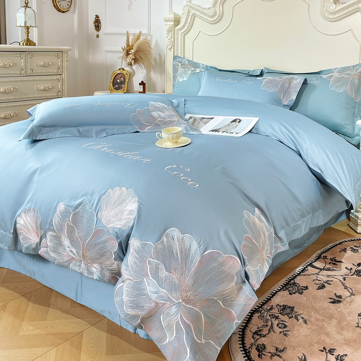 91家纺网 家纺一手货源 找家纺 置顶家纺 2026新款亲肤绣花-COCO小姐亲肤棉系列四件套 COCO小姐-浅蓝