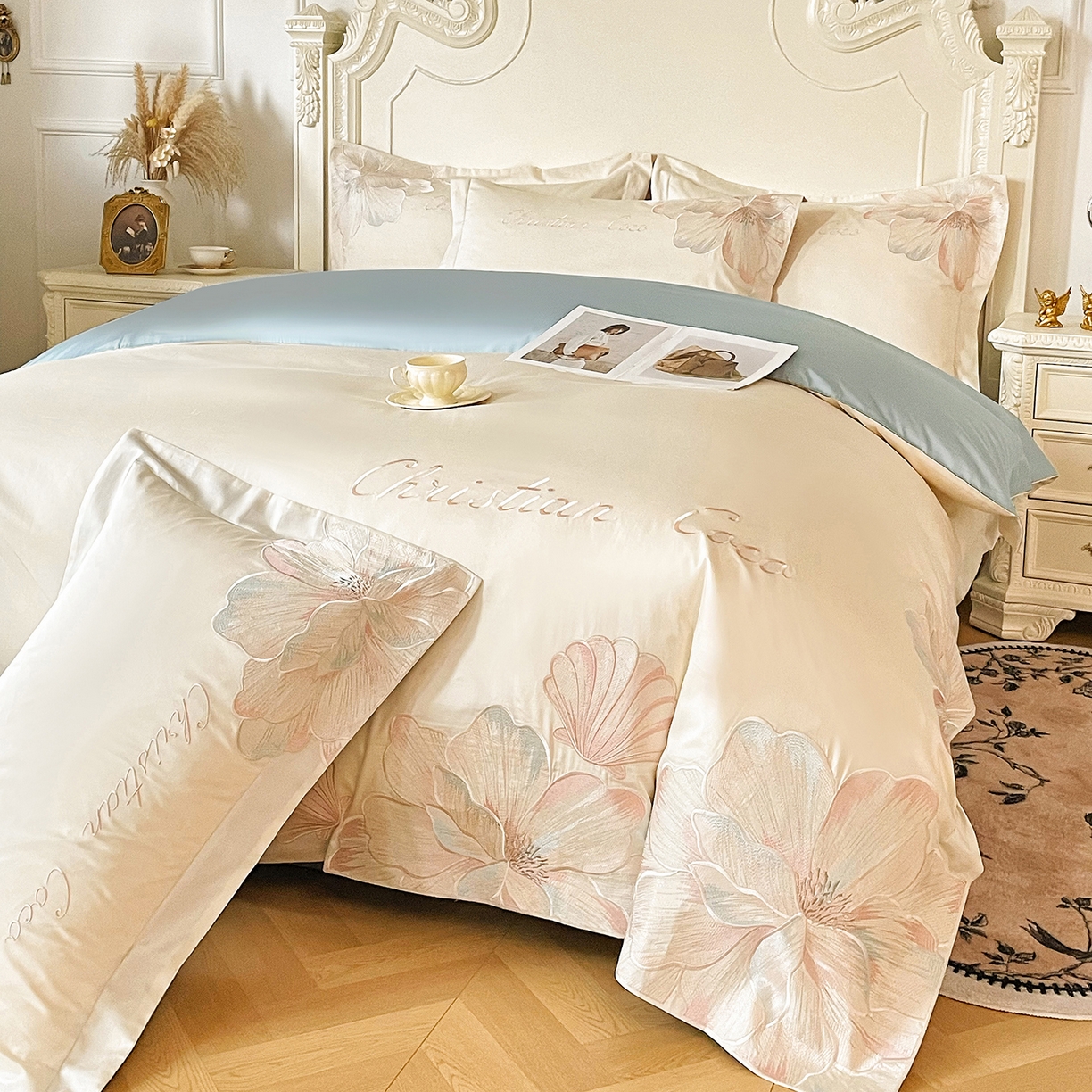 91家纺网 家纺一手货源 找家纺 置顶家纺 2026新款亲肤绣花-COCO小姐亲肤棉系列四件套 COCO小姐-奶白+浅蓝