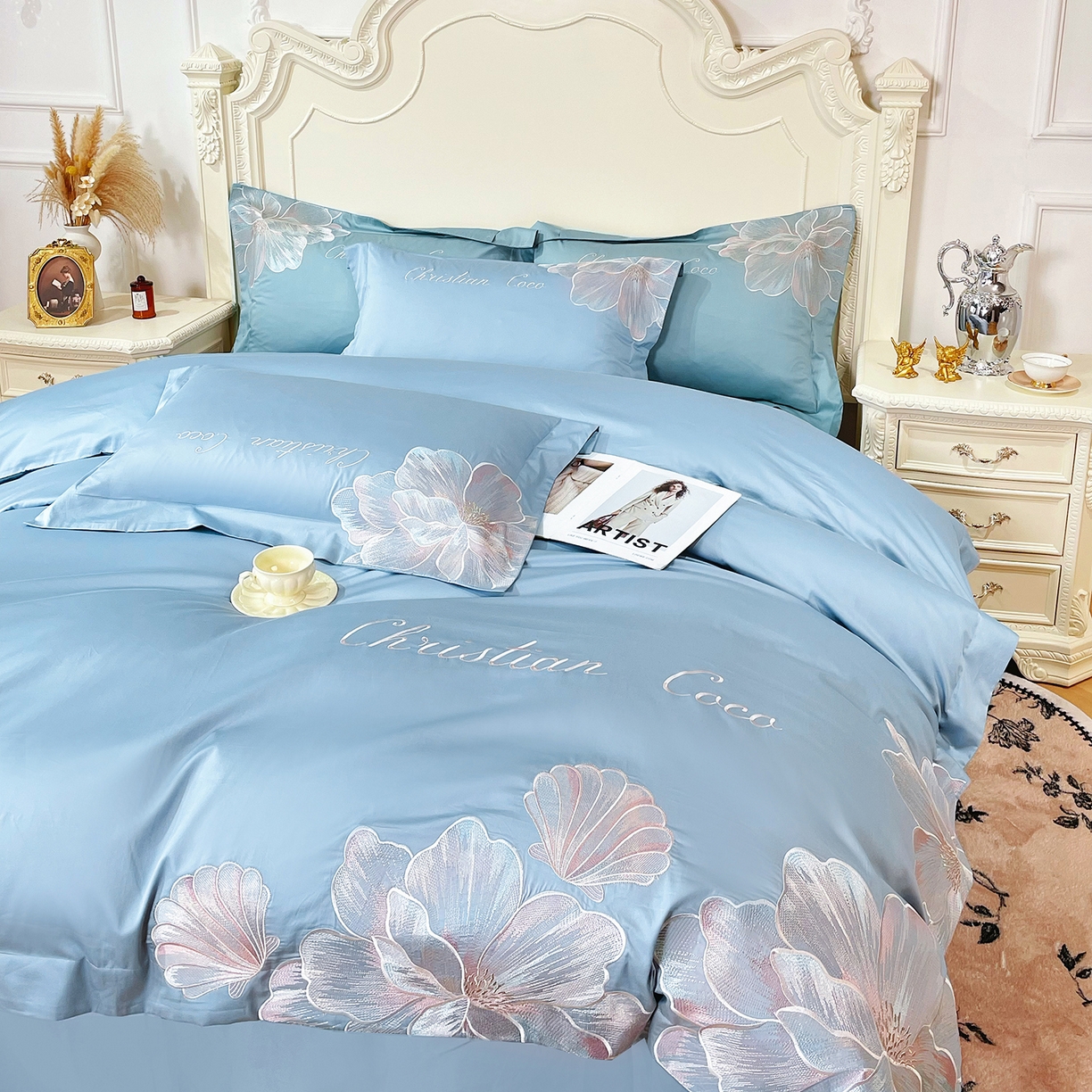 91家纺网 家纺一手货源 找家纺 置顶家纺 2026新款亲肤绣花-COCO小姐亲肤棉系列四件套 COCO小姐-浅蓝