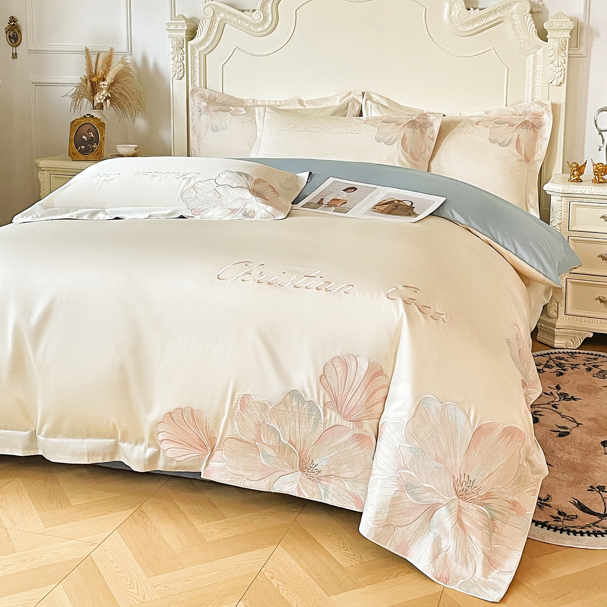 91家纺网 家纺一手货源 找家纺 置顶家纺 2026新款亲肤绣花-COCO小姐亲肤棉系列四件套 COCO小姐-奶白+浅蓝