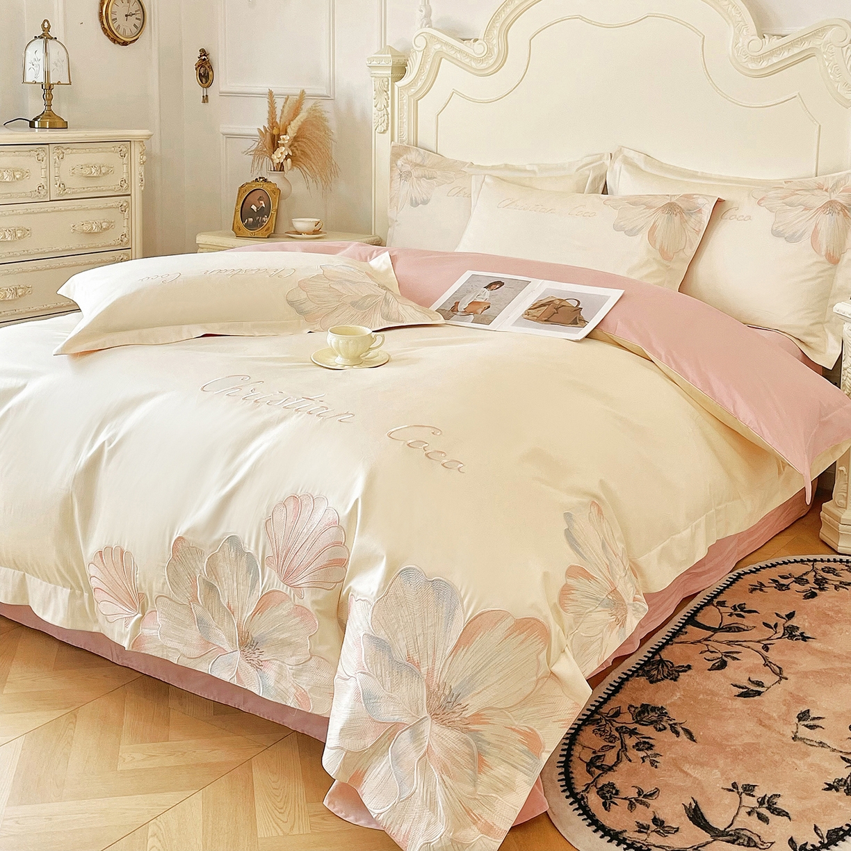 91家纺网 家纺一手货源 找家纺 置顶家纺 2026新款亲肤绣花-COCO小姐亲肤棉系列四件套 COCO小姐-奶白+粉