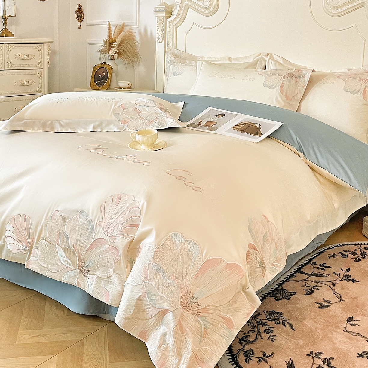 91家纺网 家纺一手货源 找家纺 置顶家纺 2026新款亲肤绣花-COCO小姐亲肤棉系列四件套 COCO小姐-奶白+浅蓝