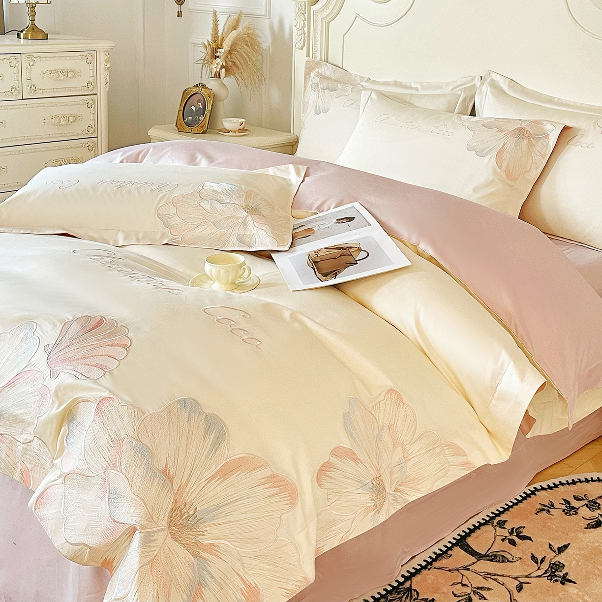 91家纺网 家纺一手货源 找家纺 置顶家纺 2026新款亲肤绣花-COCO小姐亲肤棉系列四件套 COCO小姐-奶白+粉