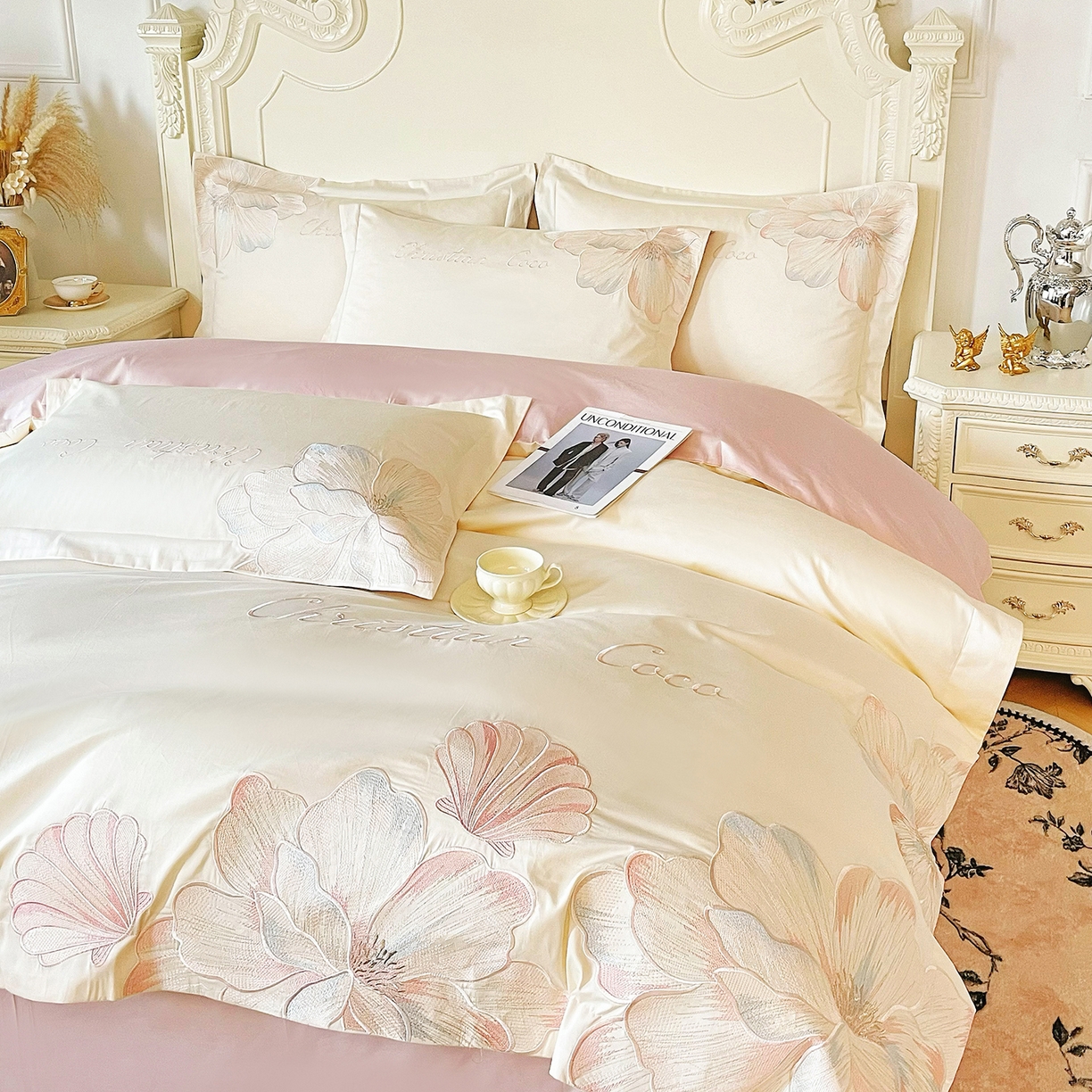 91家纺网 家纺一手货源 找家纺 置顶家纺 2026新款亲肤绣花-COCO小姐亲肤棉系列四件套 COCO小姐-奶白+粉