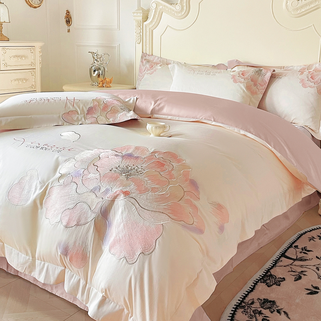 91家纺网 家纺一手货源 找家纺 置顶家纺 2026新款亲肤绣花-COCO小姐亲肤棉系列四件套 COCO小姐-奶白+粉