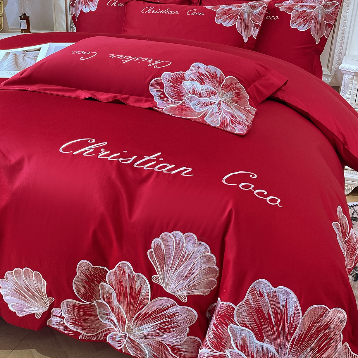 91家纺网 家纺一手货源 找家纺 置顶家纺 2026新款亲肤绣花-COCO小姐亲肤棉系列四件套 COCO小姐-大红