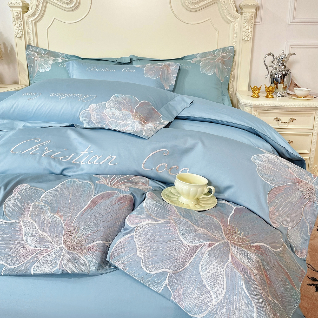 91家纺网 家纺一手货源 找家纺 置顶家纺 2026新款亲肤绣花-COCO小姐亲肤棉系列四件套 COCO小姐-浅蓝