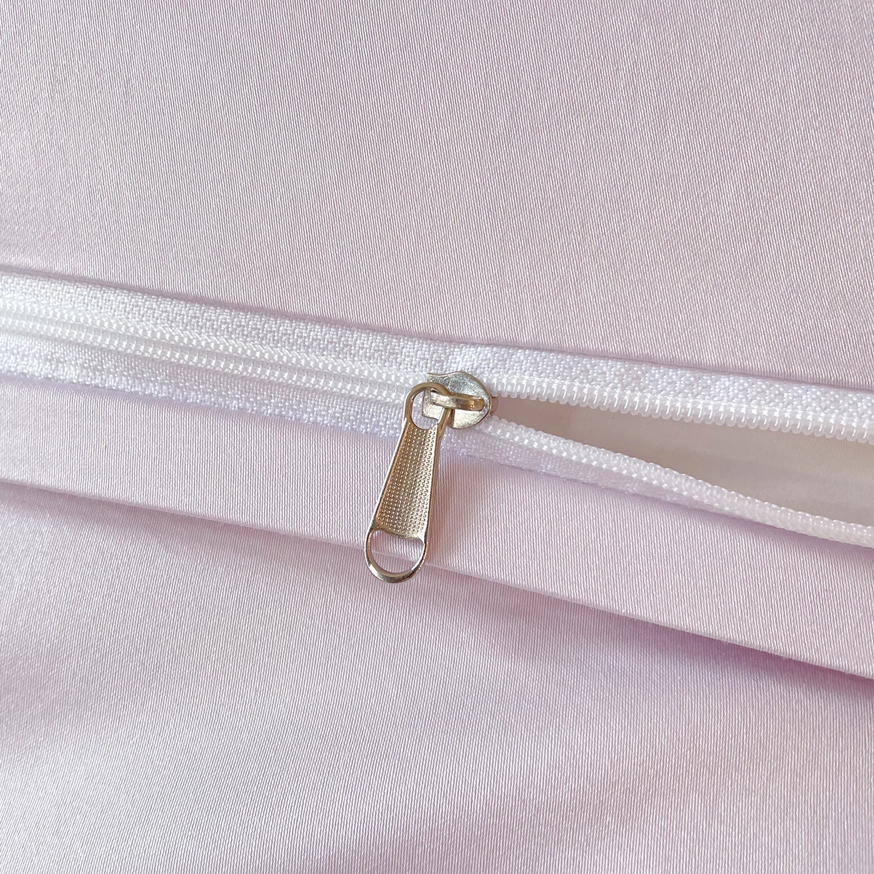 91家纺网 家纺一手货源 找家纺 置顶家纺 2026新款亲肤绣花-COCO小姐亲肤棉系列四件套 COCO小姐-香芋紫