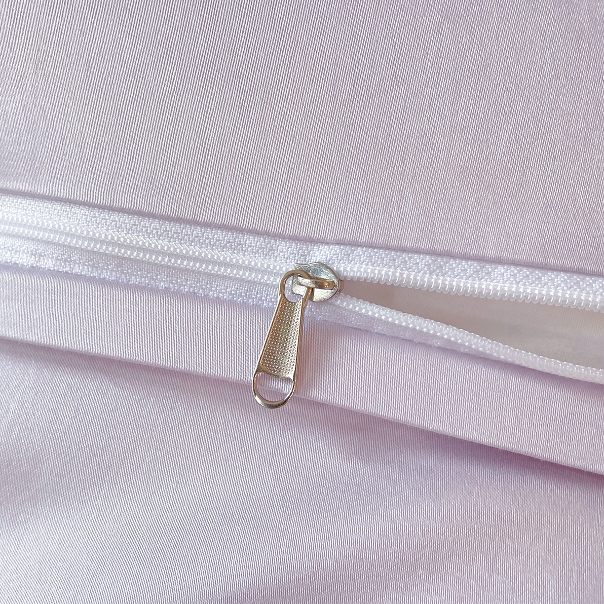 91家纺网 家纺一手货源 找家纺 置顶家纺 2026新款亲肤绣花-COCO小姐亲肤棉系列四件套 COCO小姐-奶白+香芋紫