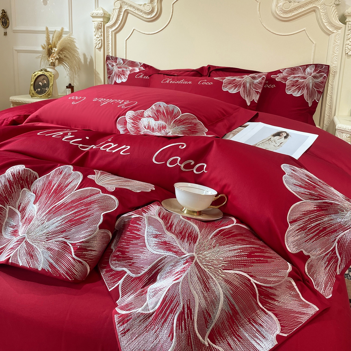 91家纺网 家纺一手货源 找家纺 置顶家纺 2026新款亲肤绣花-COCO小姐亲肤棉系列四件套 COCO小姐-大红