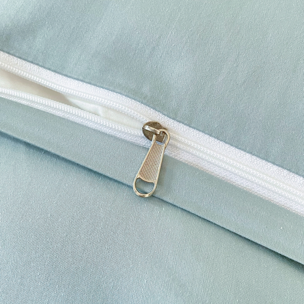 91家纺网 家纺一手货源 找家纺 置顶家纺 2026新款亲肤绣花-COCO小姐亲肤棉系列四件套 COCO小姐-奶白+浅蓝