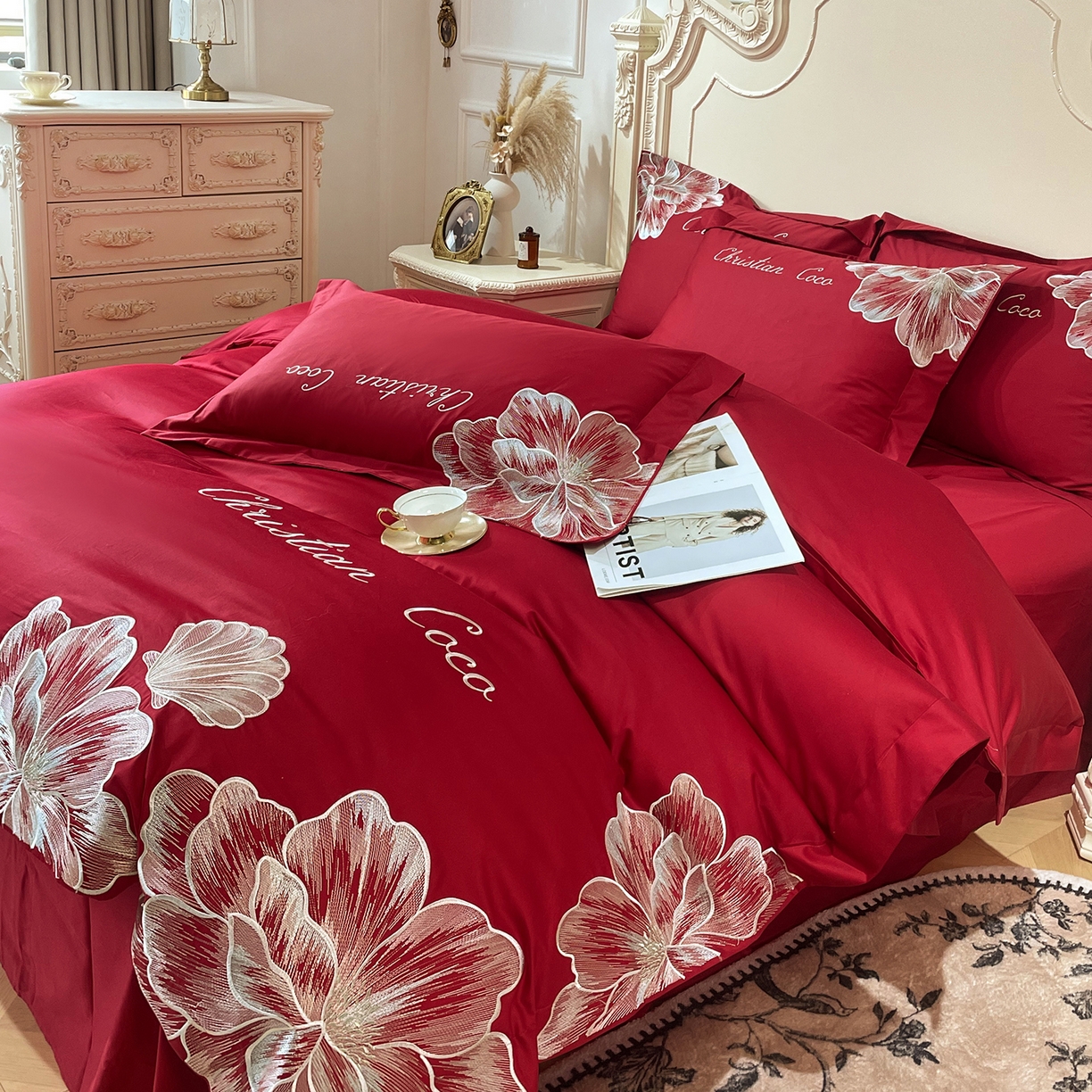 91家纺网 家纺一手货源 找家纺 置顶家纺 2026新款亲肤绣花-COCO小姐亲肤棉系列四件套 COCO小姐-大红