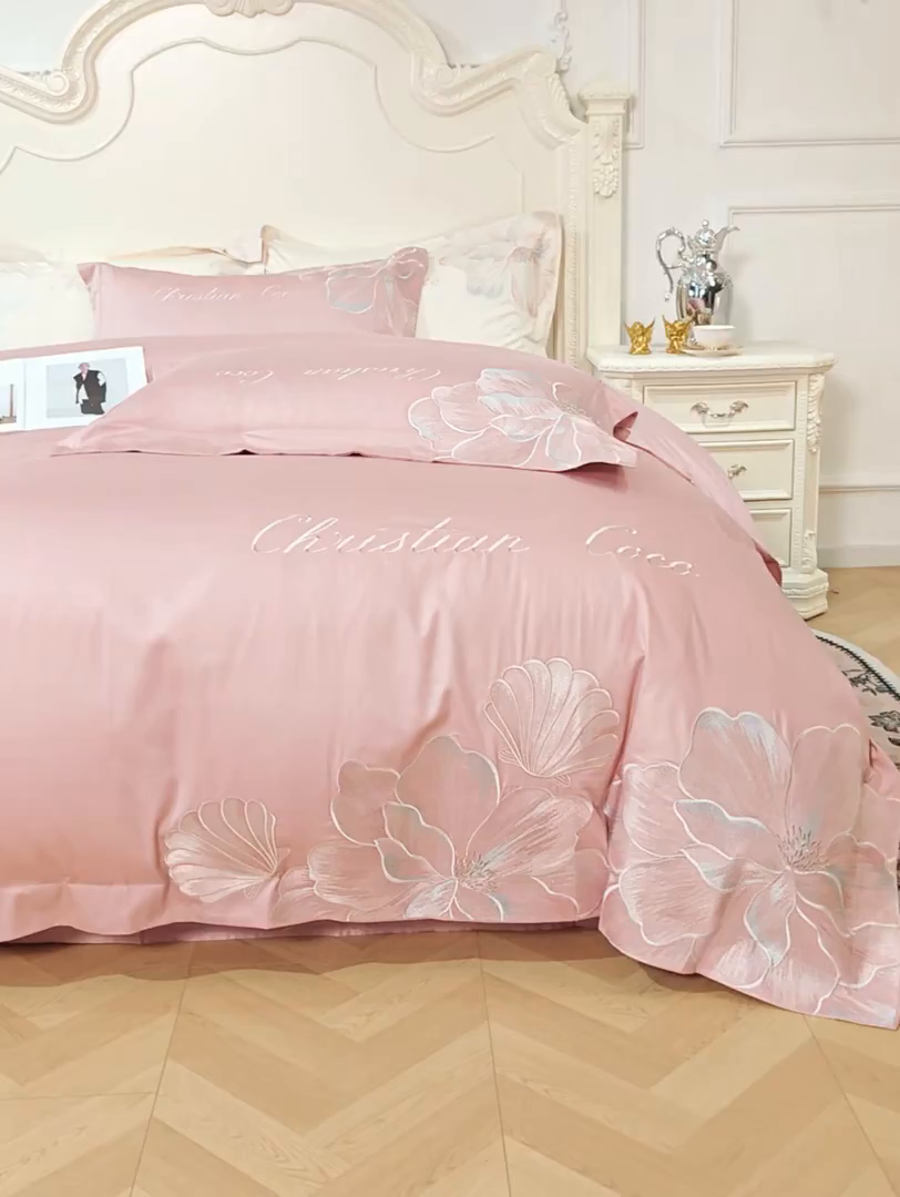 91家纺网 家纺一手货源 找家纺 置顶家纺 2026新款亲肤绣花-COCO小姐亲肤棉系列四件套 COCO小姐-浅豆沙