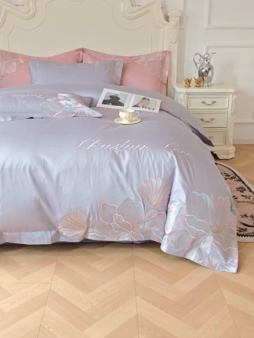 91家纺网 家纺一手货源 找家纺 置顶家纺 2026新款亲肤绣花-COCO小姐亲肤棉系列四件套 COCO小姐-香芋紫