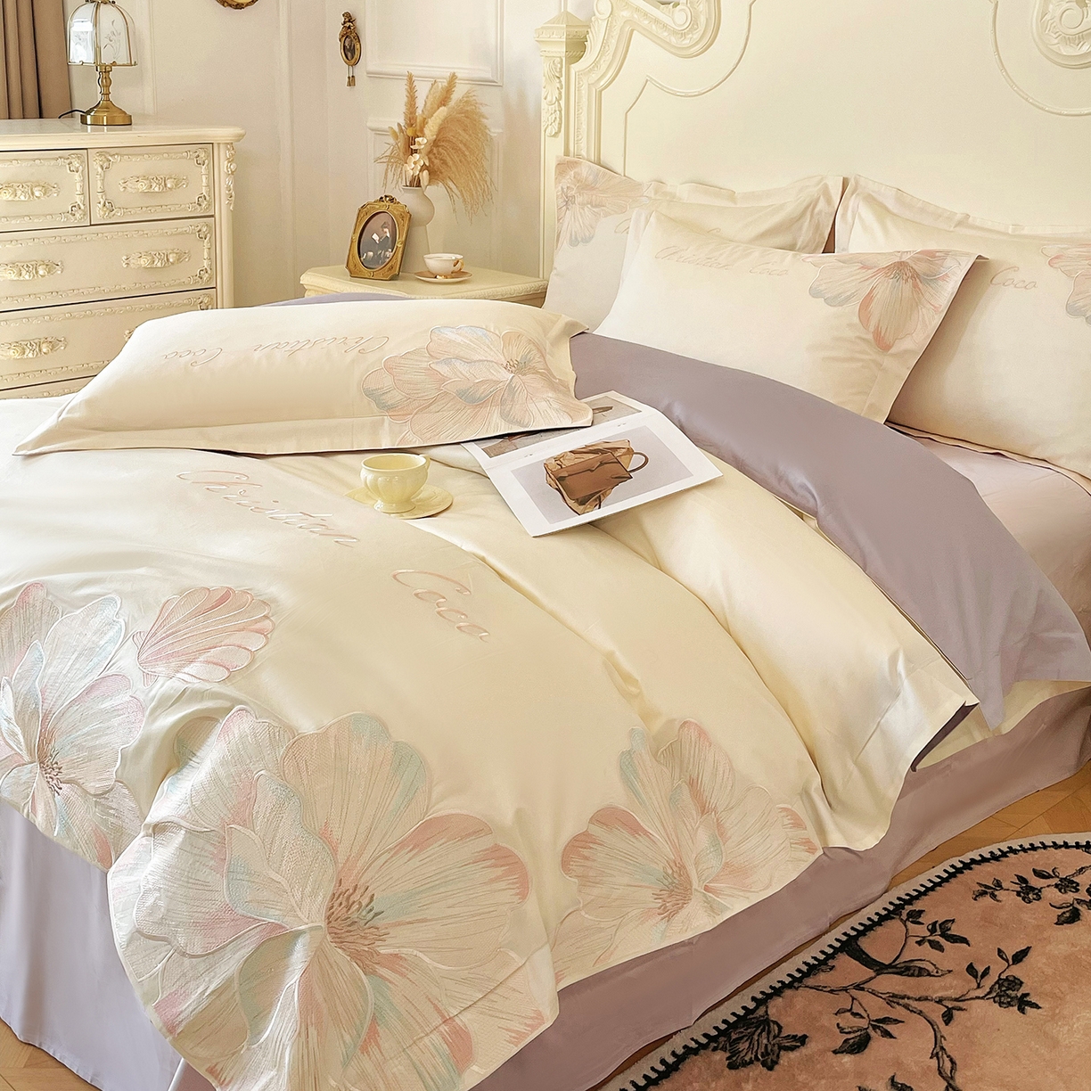 91家纺网 家纺一手货源 找家纺 置顶家纺 2026新款亲肤绣花-COCO小姐亲肤棉系列四件套 COCO小姐-奶白+香芋紫