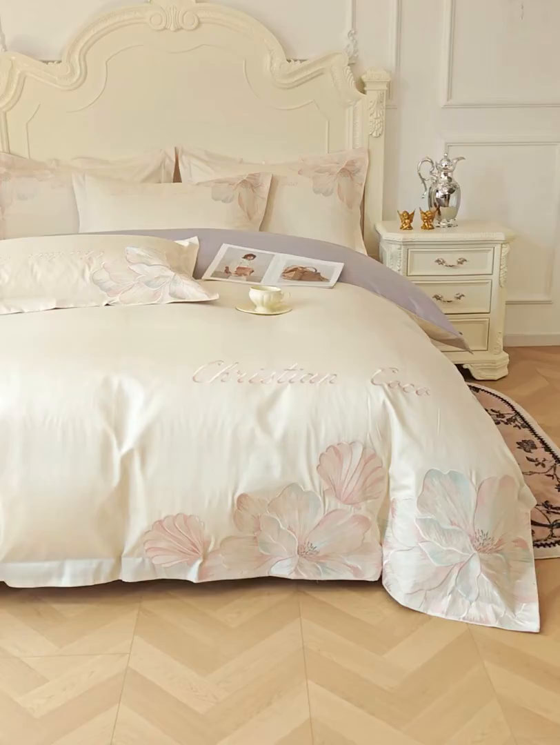 91家纺网 家纺一手货源 找家纺 置顶家纺 2026新款亲肤绣花-COCO小姐亲肤棉系列四件套 COCO小姐-奶白+香芋紫