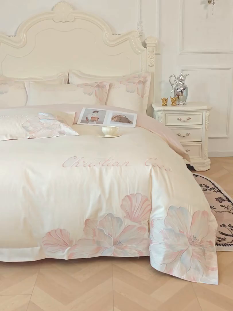 91家纺网 家纺一手货源 找家纺 置顶家纺 2026新款亲肤绣花-COCO小姐亲肤棉系列四件套 COCO小姐-奶白+粉