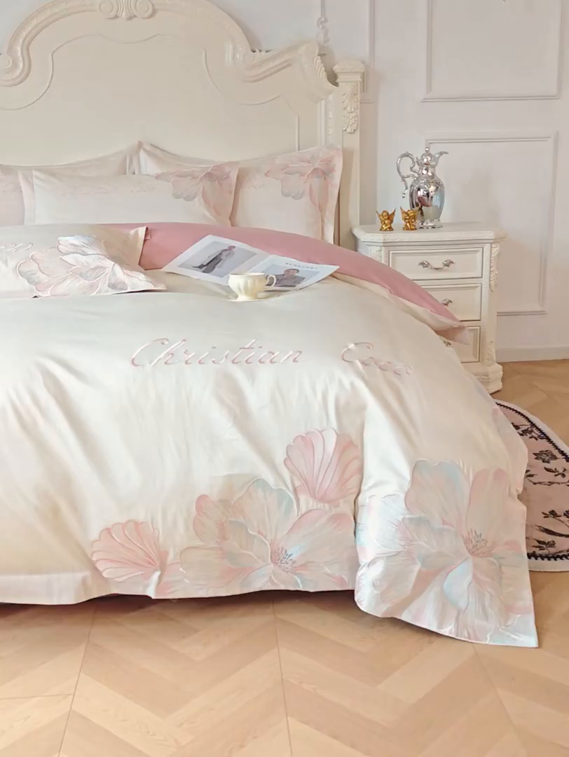 91家纺网 家纺一手货源 找家纺 置顶家纺 2026新款亲肤绣花-COCO小姐亲肤棉系列四件套 COCO小姐-奶白+豆沙