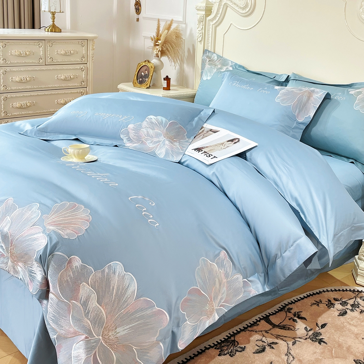 91家纺网 家纺一手货源 找家纺 置顶家纺 2026新款亲肤绣花-COCO小姐亲肤棉系列四件套 COCO小姐-浅蓝