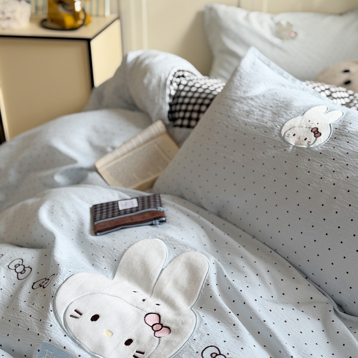 91家纺网 家纺一手货源 找家纺 美乐迪家纺 2026新款云感双层纱贴布绣四件套 兔头小猫