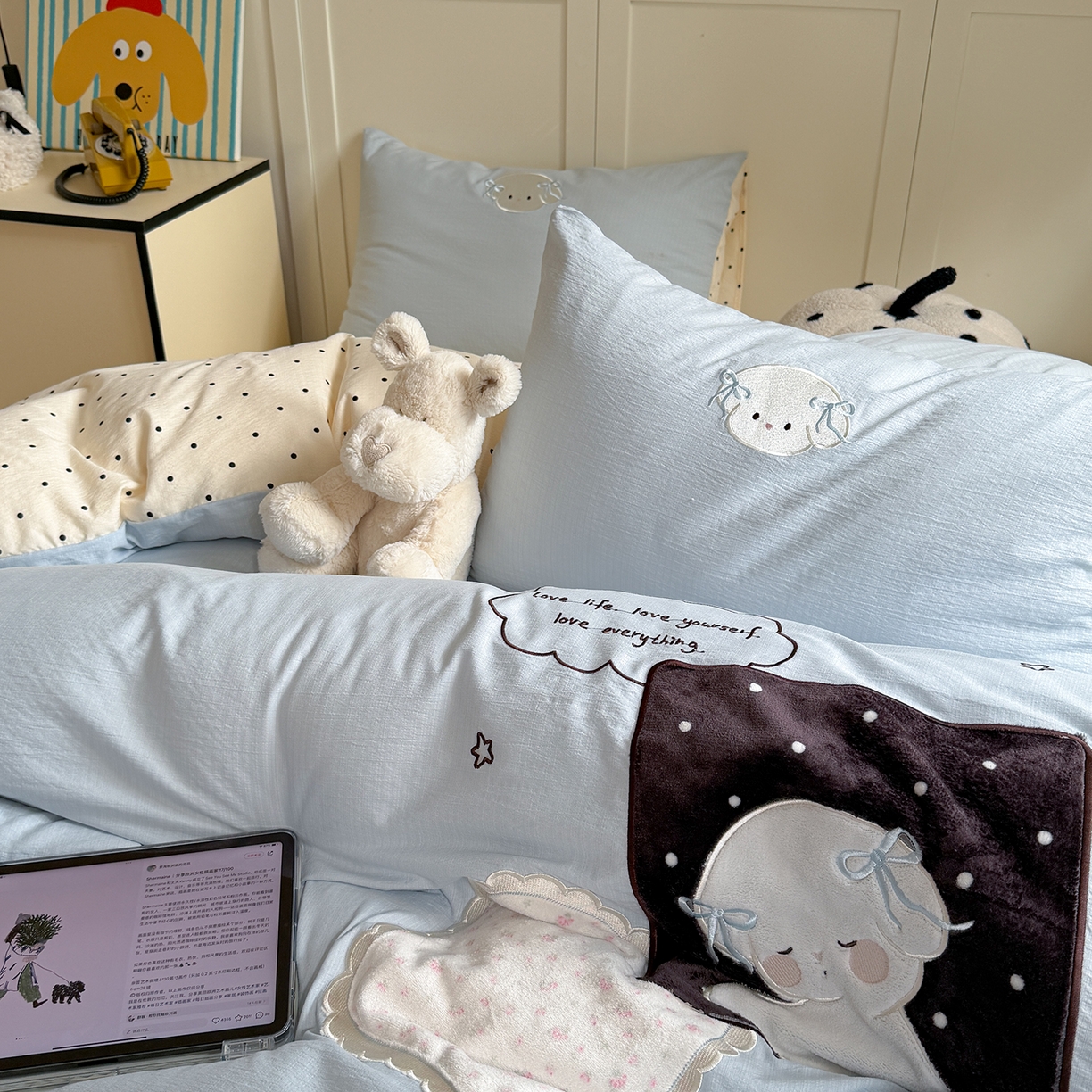 91家纺网 家纺一手货源 找家纺 美乐迪家纺 2026新款云感双层纱贴布绣四件套 睡货小狗