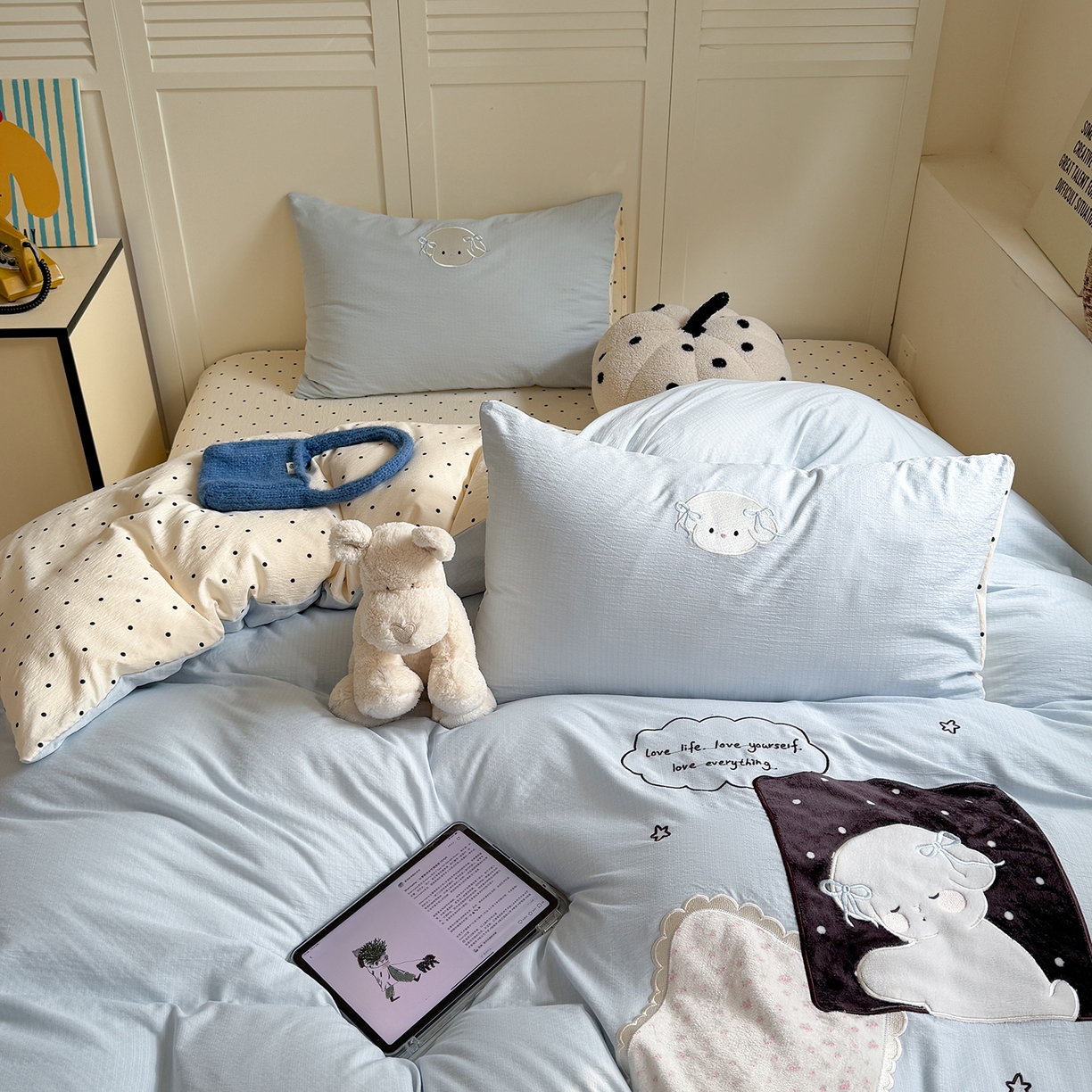 91家纺网 家纺一手货源 找家纺 美乐迪家纺 2026新款云感双层纱贴布绣四件套 睡货小狗