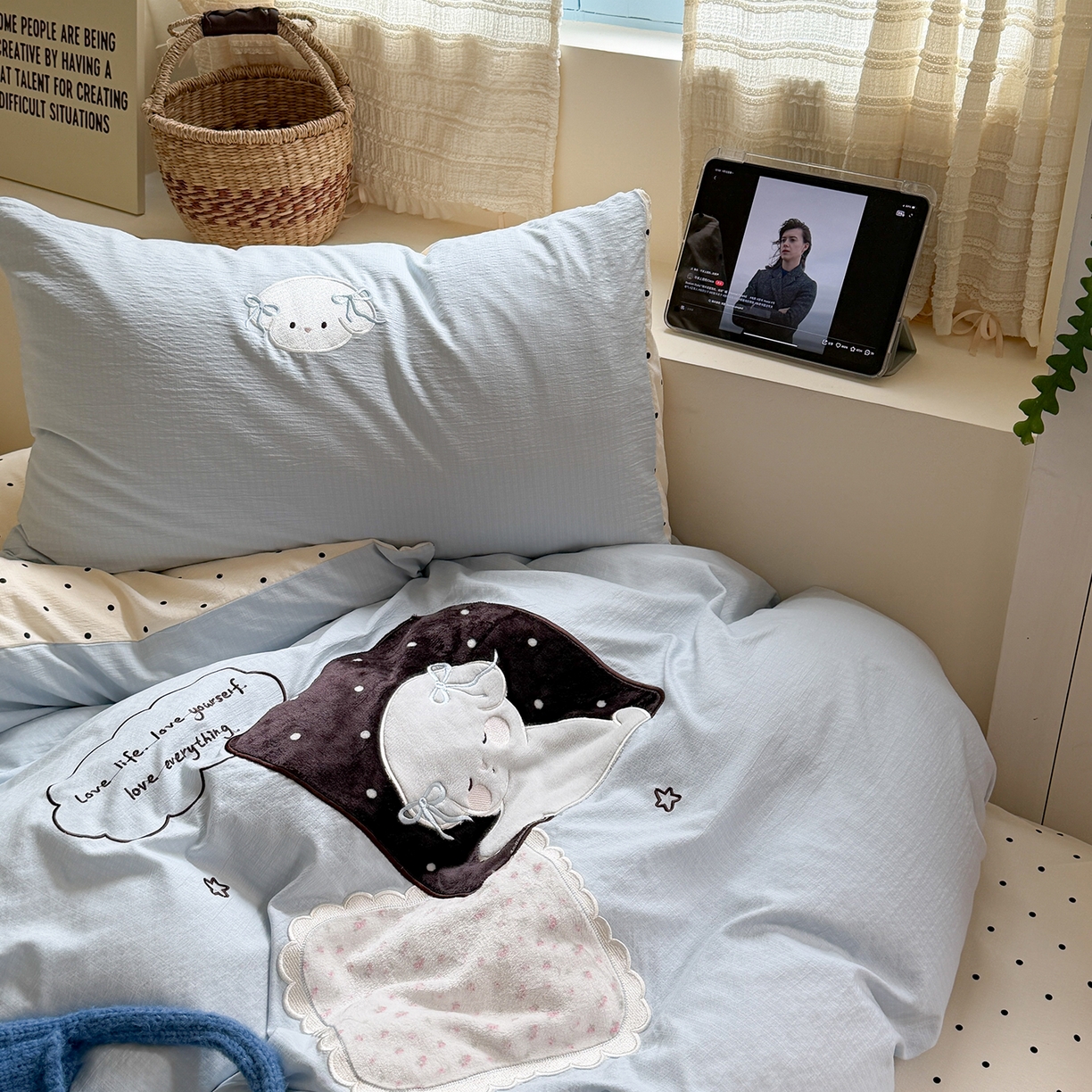 91家纺网 家纺一手货源 找家纺 美乐迪家纺 2026新款云感双层纱贴布绣四件套 睡货小狗