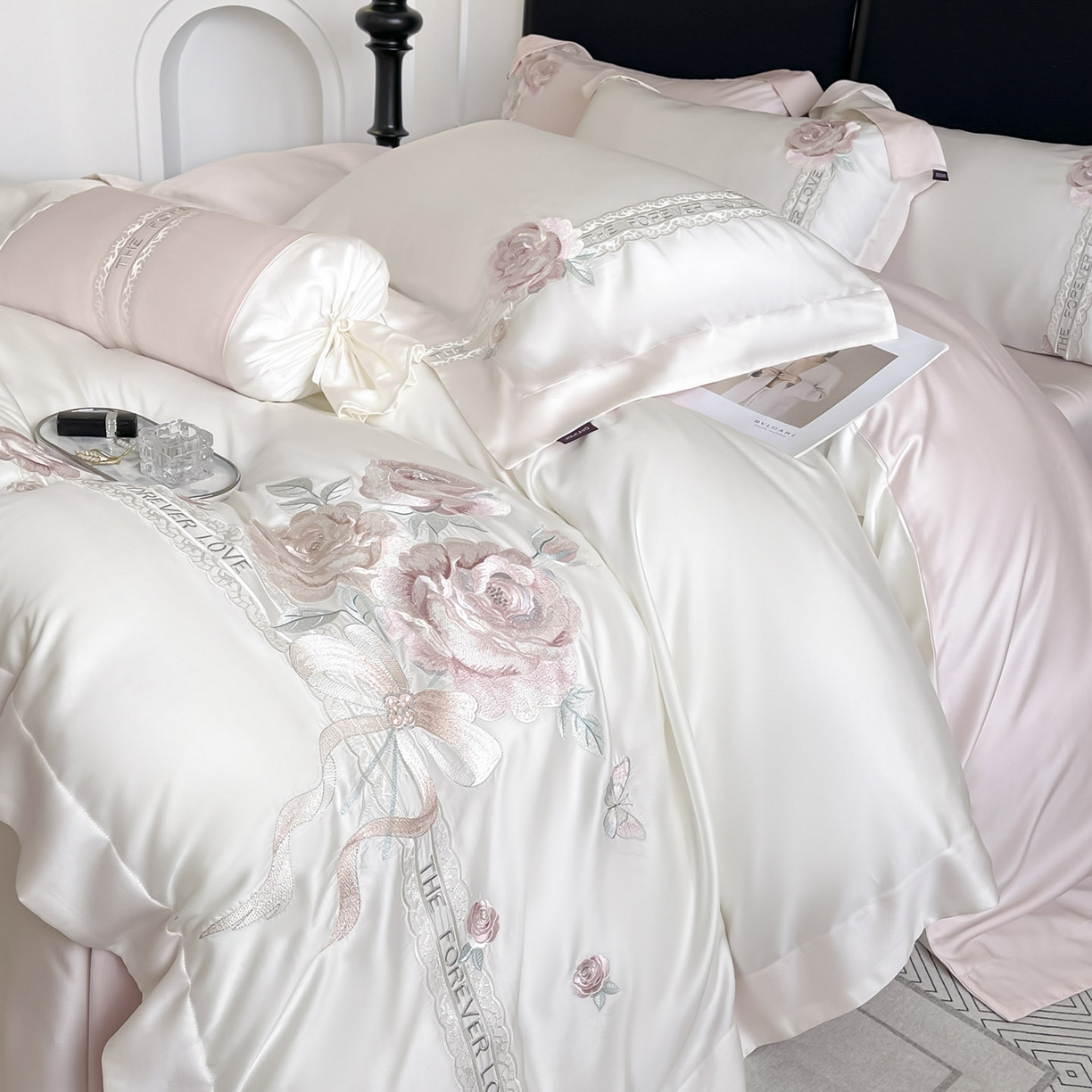 91家纺网 家纺一手货源 找家纺 乔利卡沃 2026春夏新款轻奢纯色A类长绒棉纯棉全棉重工刺绣被套床单四件套床上用品云栀 云栀-白粉