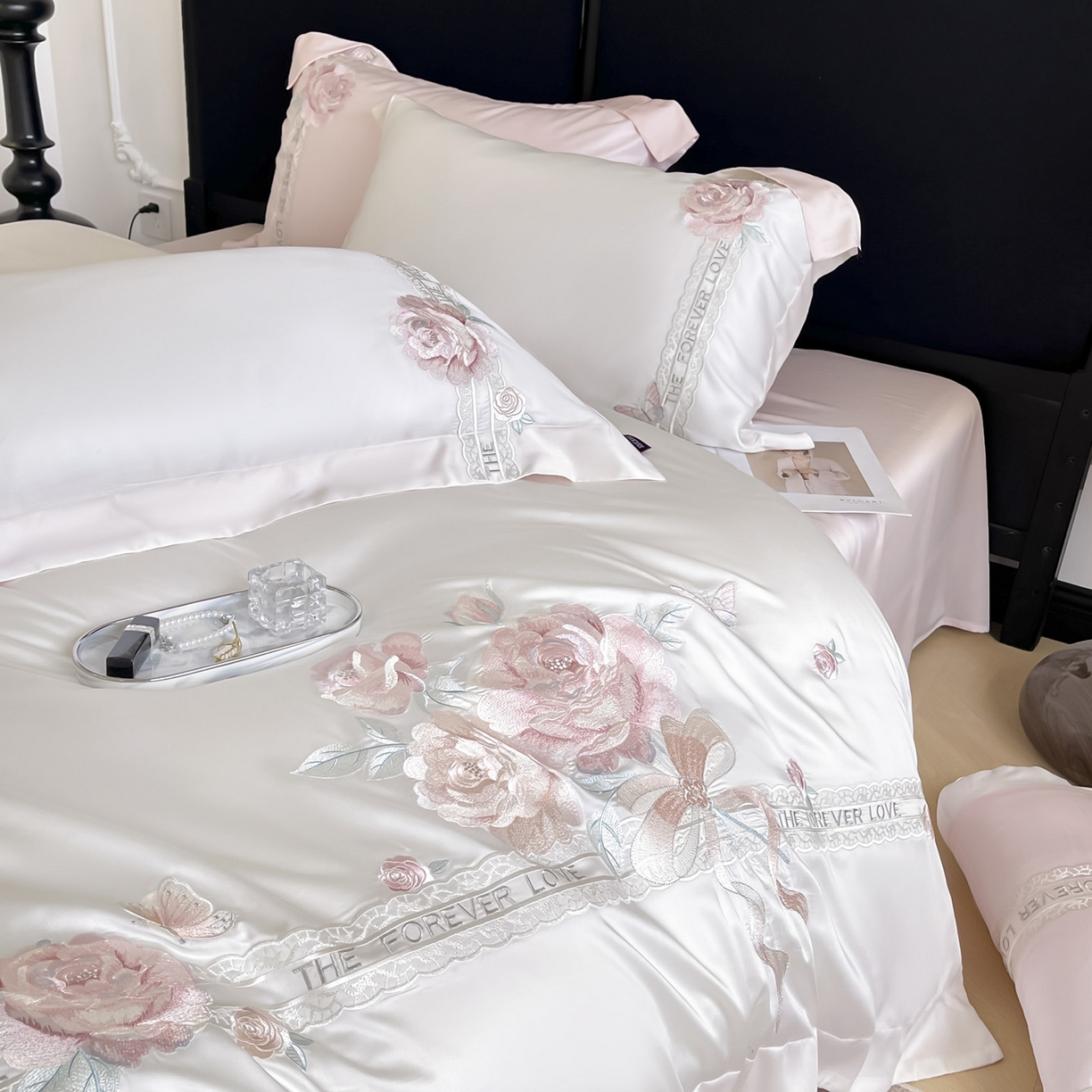 91家纺网 家纺一手货源 找家纺 乔利卡沃 2026春夏新款轻奢纯色A类长绒棉纯棉全棉重工刺绣被套床单四件套床上用品云栀 云栀-白粉