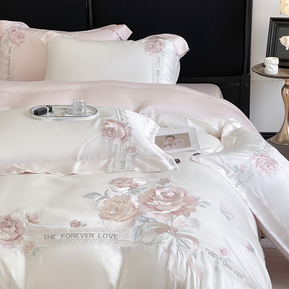 91家纺网 家纺一手货源 找家纺 乔利卡沃 2026春夏新款轻奢纯色A类长绒棉纯棉全棉重工刺绣被套床单四件套床上用品云栀 云栀-白粉