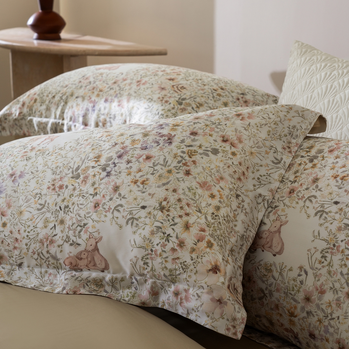 91家纺网 家纺一手货源 找家纺 佳汐蓝家纺 2026新款春夏天丝数码印花（挂边款）四件套 彩绘园-黄