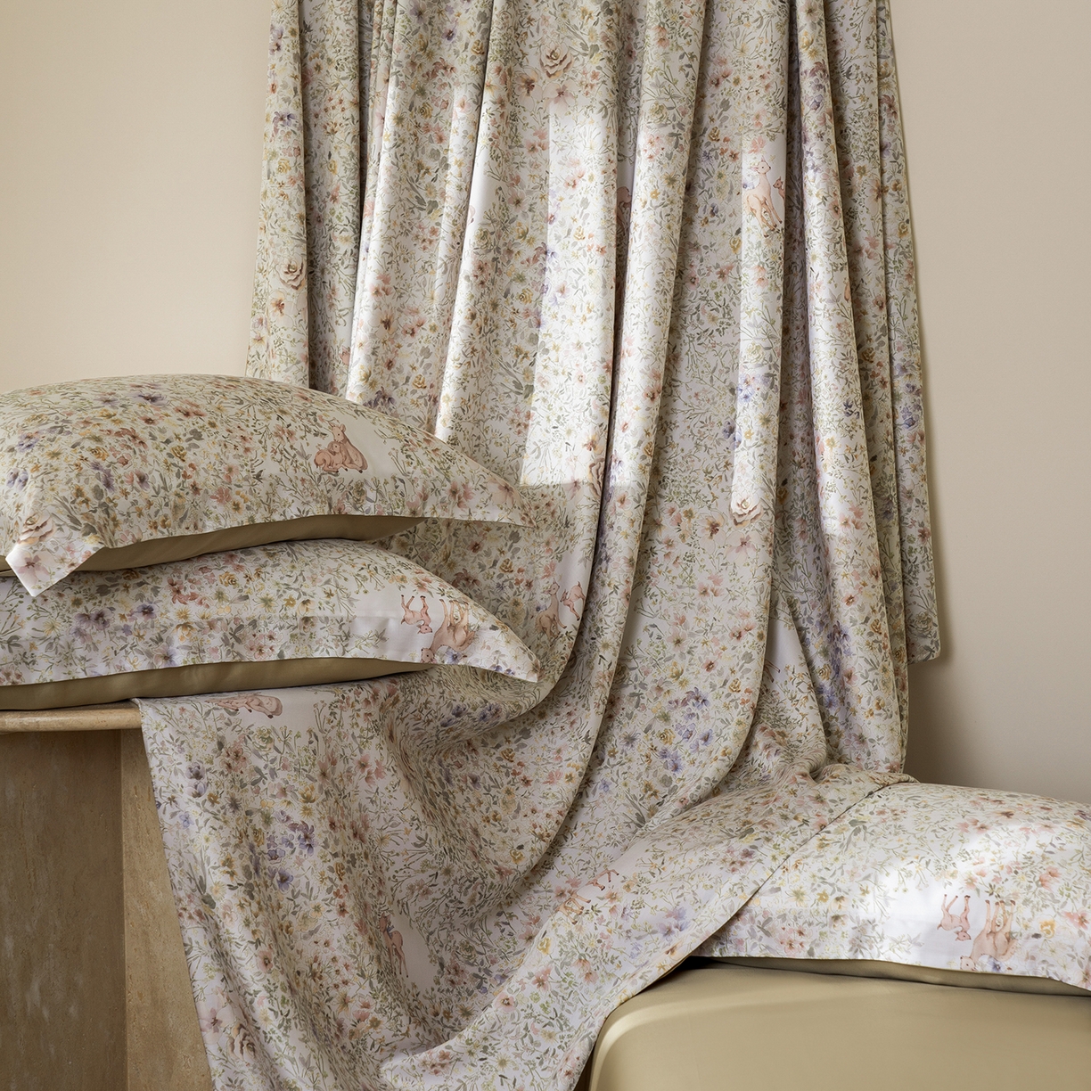 91家纺网 家纺一手货源 找家纺 佳汐蓝家纺 2026新款春夏天丝数码印花（挂边款）四件套 彩绘园-黄